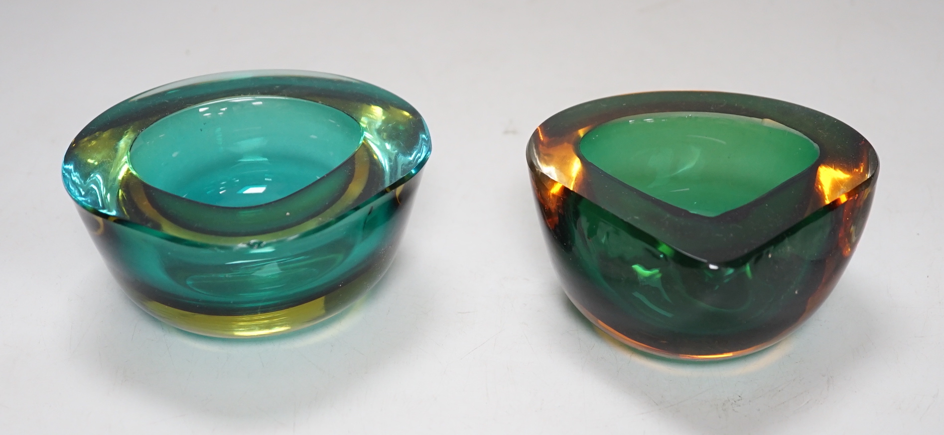 Two Murano Sommerso glass bowls, each 10cm wide